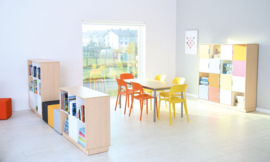 Schoolmeubilair/meubels: Stoelen kunststof (oranje of geel) zithoogte: 47,5 cm