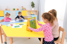 Kinderopvang tafels hout met HPL-blad (in 8 vormen en 5 kleuren)