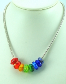 Pandora-style ketting met 8 grootgatkralen in regenboogkleuren