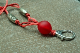 Rood keycord met holle glaskraal