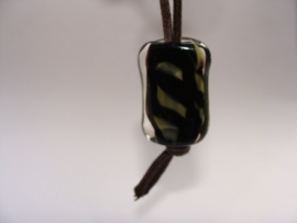 Sleutelhanger met stoere zwart legergroene glaskraal