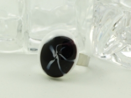 Zilverkleurige verstelbare ring met ovale ringtop zwart, wit en lila accenten