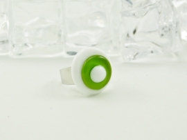 Zilverkleurige verstelbare ring met ovale ringtop wit met lime