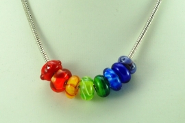 Pandora-style ketting met 8 grootgatkralen in regenboogkleuren
