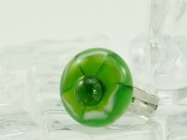 Zilverkleurige verstelbare ring met ronde ringtop wit groen