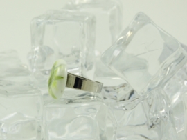 Zilverkleurige verstelbare ring met ronde ringtop wit met groentinten