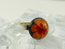 Zilverkleurige verstelbare ring met ronde ringtop zwart oranje