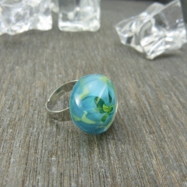Zilverkleurige verstelbare ring met ronde ringtop in blauw en groentinten