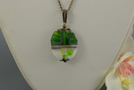 Bronskleurige ketting met groene hanger