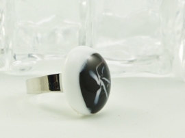 Zilverkleurige verstelbare ring met ovale ringtop zwart, wit en lila accenten