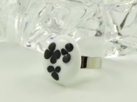 Zilverkleurige verstelbare ring met a-symmetrische ringtop wit zwarte bloemen