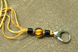 Gele keycord met 3 glaskralen