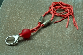 Rood keycord met holle glaskraal