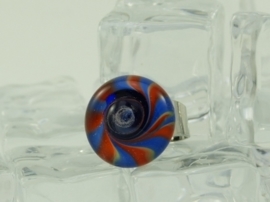 Zilverkleurige verstelbare ring met ronde ringtop oranje en kobaltblauw