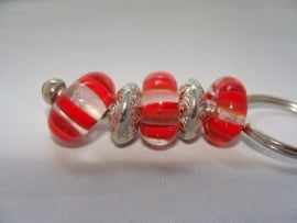 Pandora style sleutelhanger met 3 roodgestreepte glaskralen