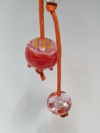 Zilverkleurig musketonhaakje met oranje/roze/rode glaskralen