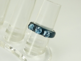 Mooie donkerblauwe ring met 3 bloemen