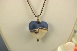 Bronskleurige ketting met blue en ivoorkleurig hart