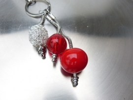 Pandora style sleutelhanger met rode holle kralen