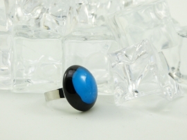 Zilverkleurige verstelbare ring met ronde ringtop zwart blauw