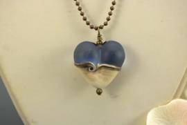 Bronskleurige ketting met blue en ivoorkleurig hart
