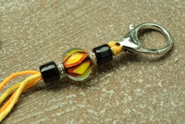 Gele keycord met 3 glaskralen