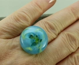 Zilverkleurige verstelbare ring met ronde ringtop in blauw en groentinten