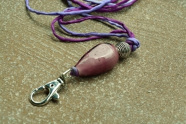 Lila met amethyst keycord met grote glaskraal