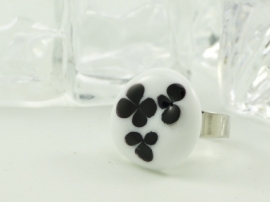 Zilverkleurige verstelbare ring met a-symmetrische ringtop wit zwarte bloemen