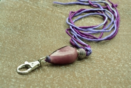 Lila met amethyst keycord met grote glaskraal