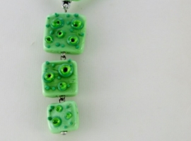 Groene lintketting met groene glashanger