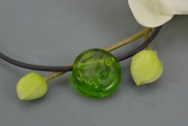 Rubberen ketting met donkerlime glaskraal