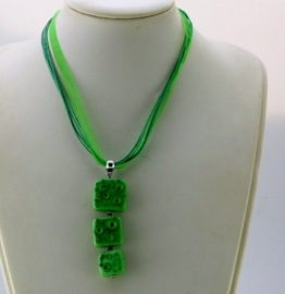 Groene lintketting met groene glashanger