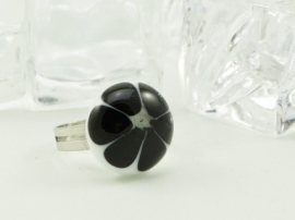 Zilverkleurige verstelbare ring met ronde ringtop wit zwarte bloem