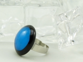 Zilverkleurige verstelbare ring met ronde ringtop zwart blauw