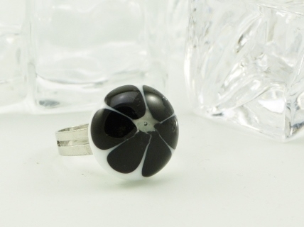Zilverkleurige verstelbare ring met ronde ringtop wit zwarte bloem