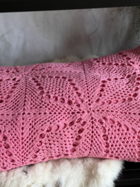 Brocant pink crochet plaid