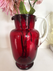 Mooie cranberry rode schenkkan