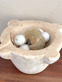 Oude grote zware marmeren vijzel