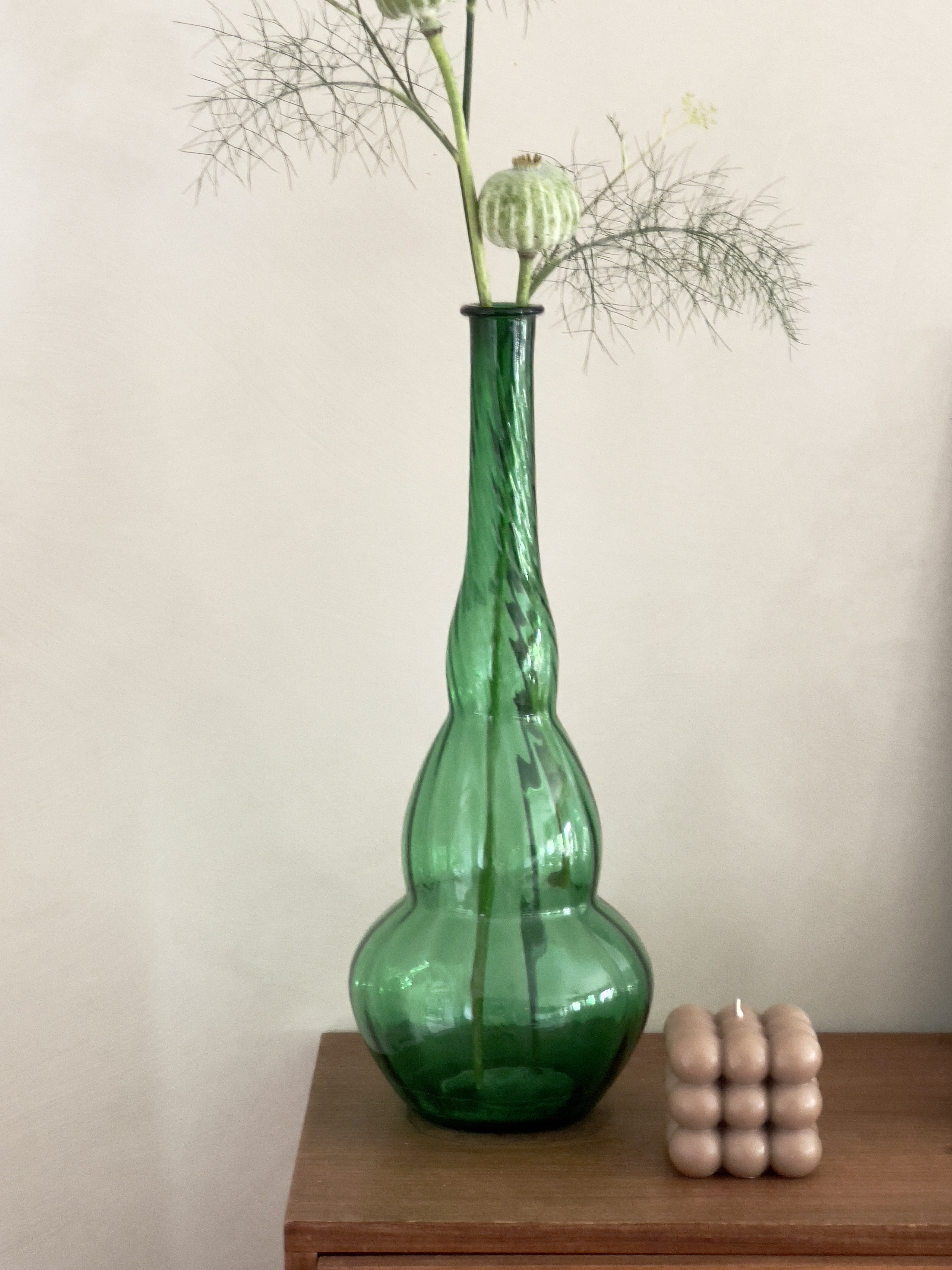 Hoge groene glazen vaas