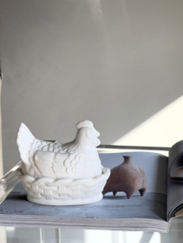 Keramiek kipje op nest