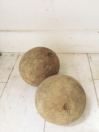 2 antieke houten ballen