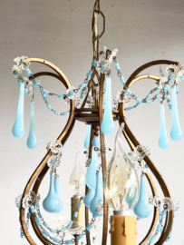 Mooie oude Italiaanse chandelier met azuurblauwe glazen druppels