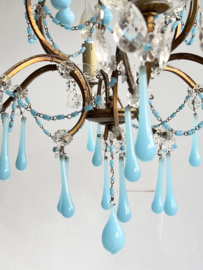 Mooie oude Italiaanse chandelier met azuurblauwe glazen druppels