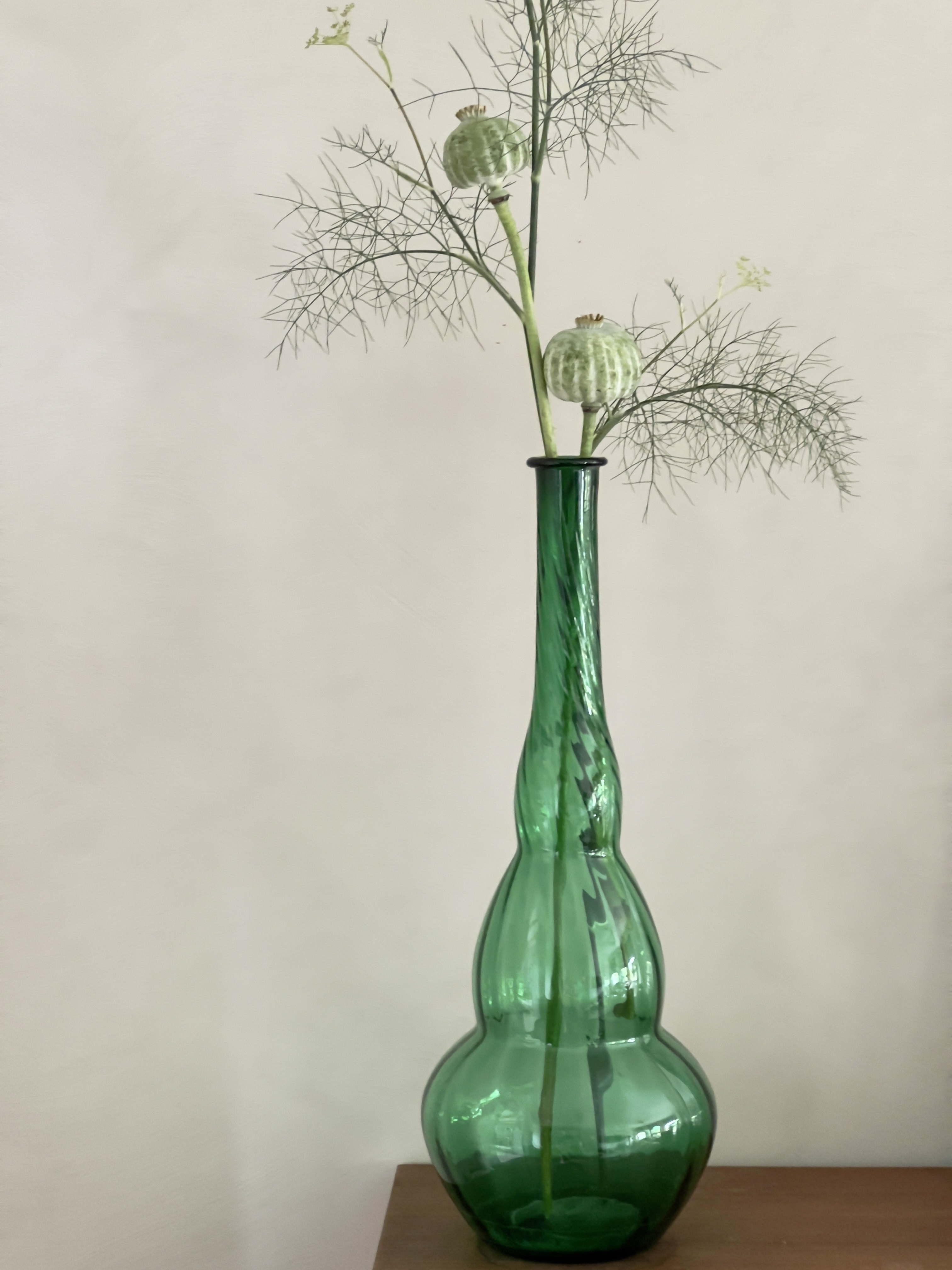 Hoge groene glazen vaas