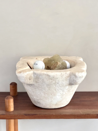Oude grote zware marmeren vijzel