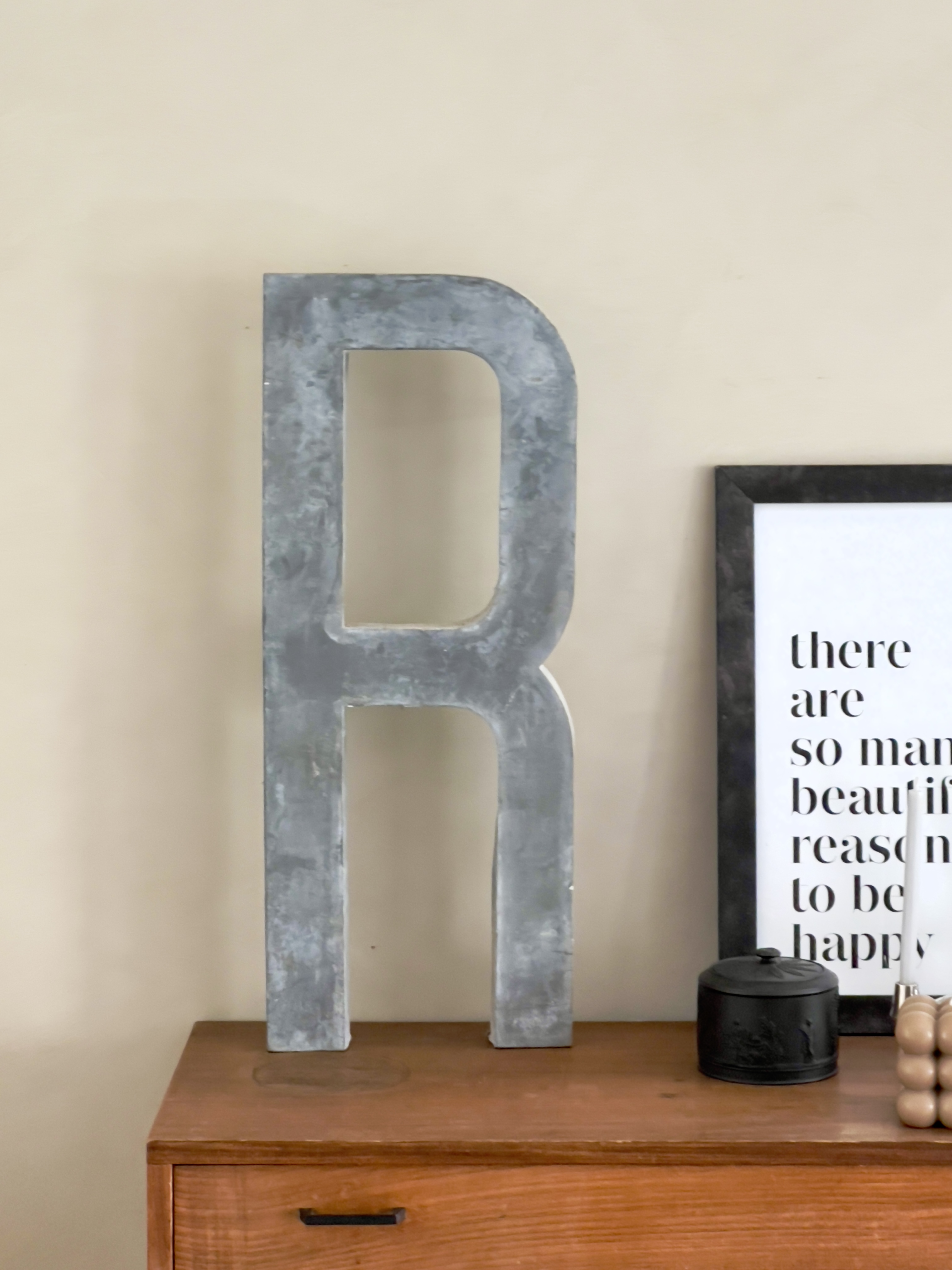 Old shop letter R