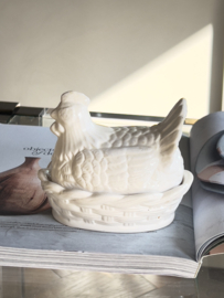 Keramiek kipje op nest