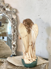 Kneeling angel