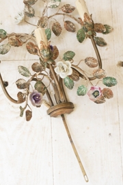 Franse wandlamp met porseleinen bloemen